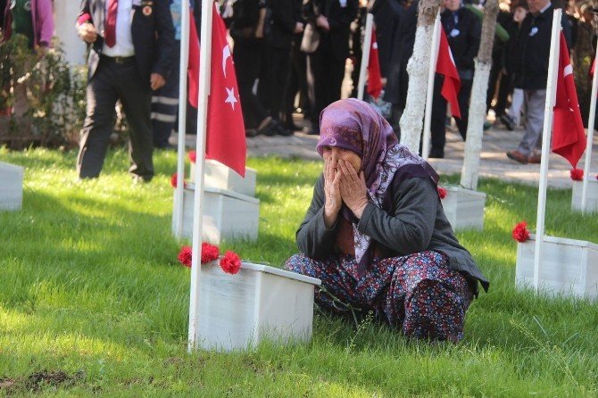 Çanakkale Türküsü Bergamalı Kadınları Ağlattı