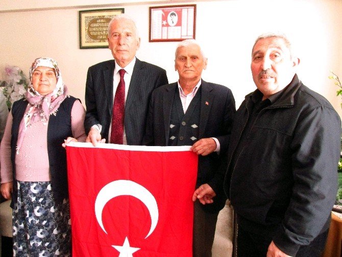 Efeler AK Parti, Türkiye’nin İlk Öğretmen Şehidinin Ailesini Ziyaret Etti