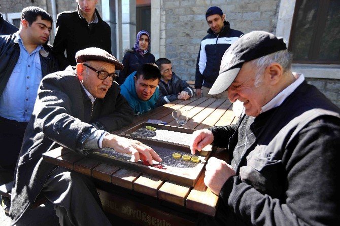 Engelli Kursiyerler, Darülaceze’deki Yaşlıları Ziyaret Etti