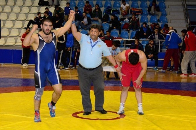 Tokat’ta Türkiye Gençler Serbest Sitil Güreş Şampiyonası