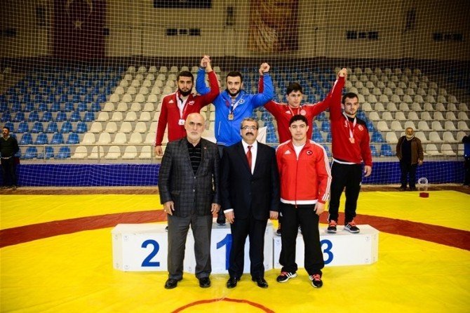 Tokat’ta Türkiye Gençler Serbest Sitil Güreş Şampiyonası