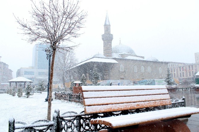 Erzurum’da Mart Kapıdan Baktırdı