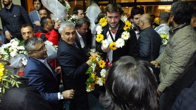 Dünya Şampiyonu Hentbolculara Antalya’da Muhteşem Karşılama