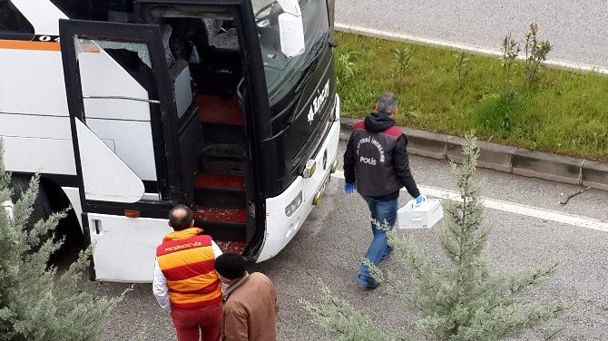Üniversite Girişinde Kaza Yapan Çalıntı Otobüs, Polisi Alarma Geçirdi