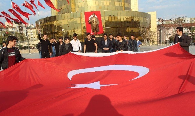 Ülkücüler Bayrakla Meydanı Turlayıp HDP Binasına Yürüdü