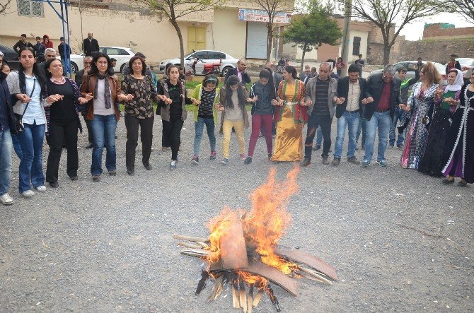 Viranşehir’de Nevruz Kutlaması DBP Önünde Yapıldı