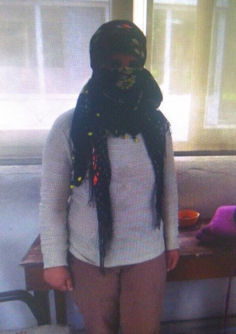 Erkek Kılığındaki PKK Yandaşı 3 Kız, Korsan Gösteride Yakalandı