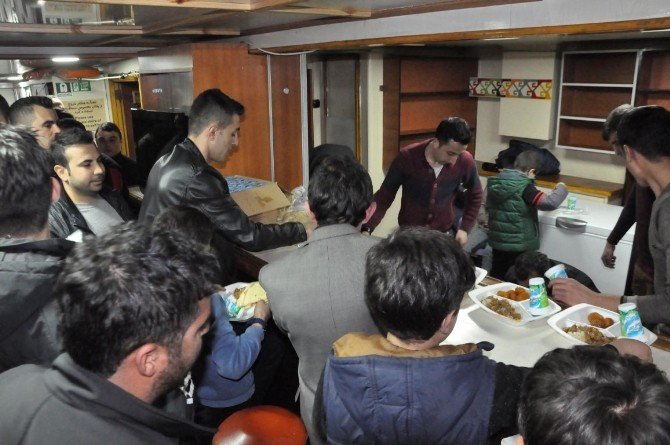 Bitlisliler Nevruz’u Vangölü Üzerinde Halay Çekerek Kutladı