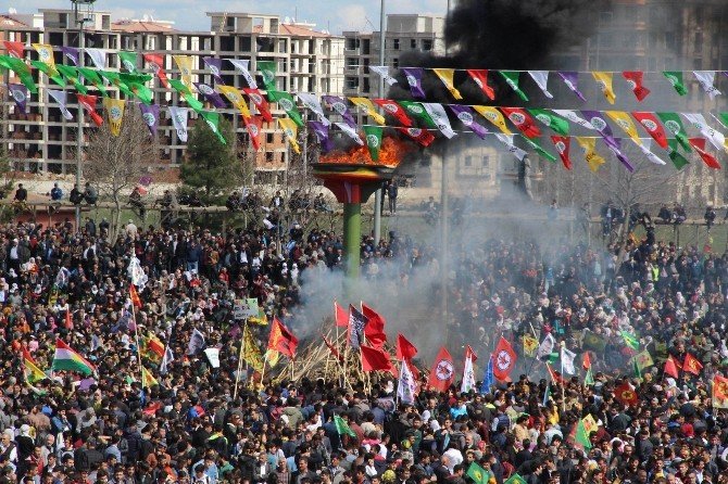 Diyarbakır’da Nevruz Ateşi Yakıldı
