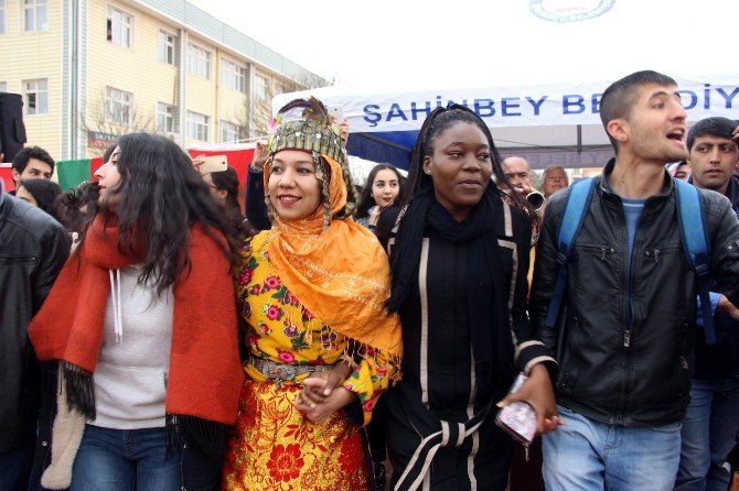 Gaziantep Üniversitesi’nde Renkli Nevruz Halayı