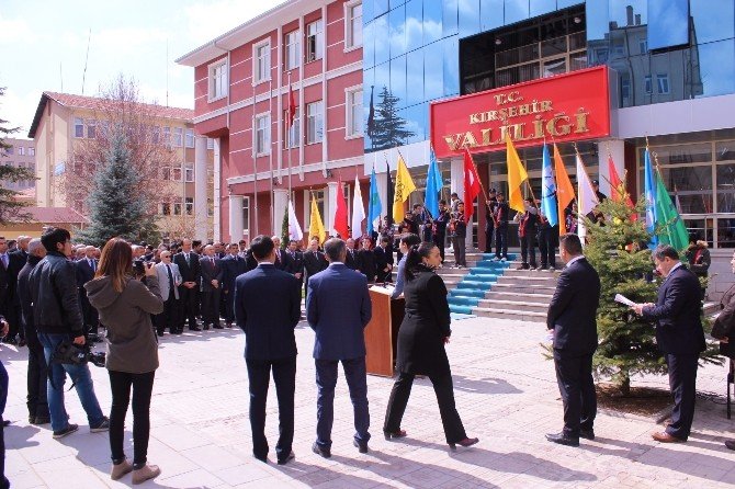 Kırşehir Valisi Öncü Oldu Siyasi Parti İl Başkanları Demir Dövdü