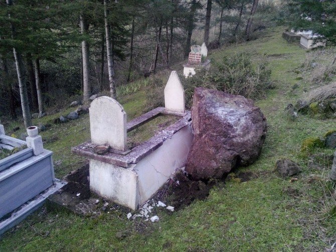 Kaleden Kopan Kaya Parçaları Mezarlığa Zarar Verdi