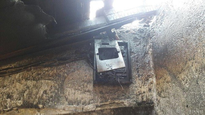 Burhaniye’de Fişe Takılı Bırakılan Elektrikli Battaniye Evi Yaktı
