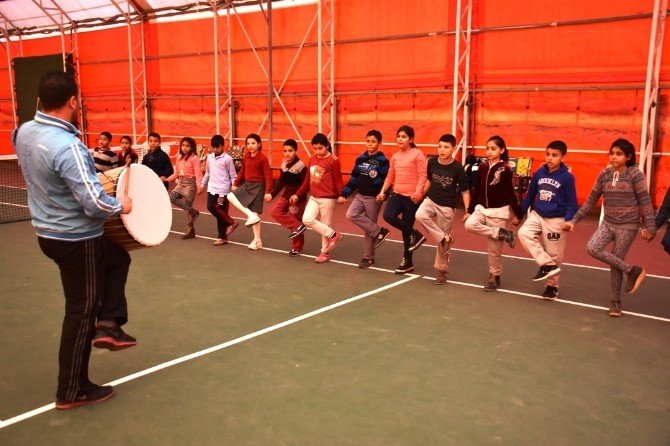 13 Kasım İlkokulu Öğrencileri Süleymanpaşa Belediyesi İle Halk Oyunları Öğreniyor