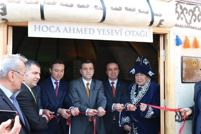 İstanbul’da Hoca Ahmed Yesevi Otağı İle Yesevi Türbesinin Maketi Açıldı