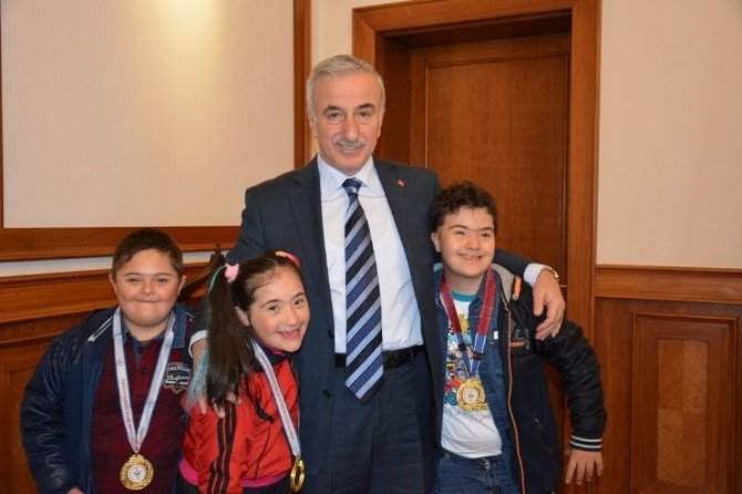 Vali Kamçı, Şampiyonları Kutladı