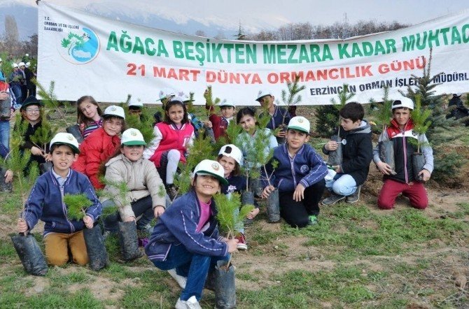 Dünya Ormancılık Gününde Öğrencilerle Fidan Dikti