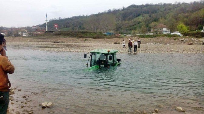 Sulara Gömülen Traktör Böyle Kurtarıldı