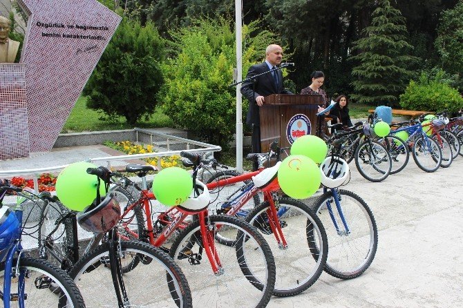 Salihli’de Sağlıklı Yaşam İçin Bisiklet Dağıtıldı
