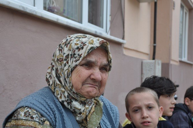 Evine Otomobil Çarpan Yaşlı Kadın Gözyaşlarına Boğuldu
