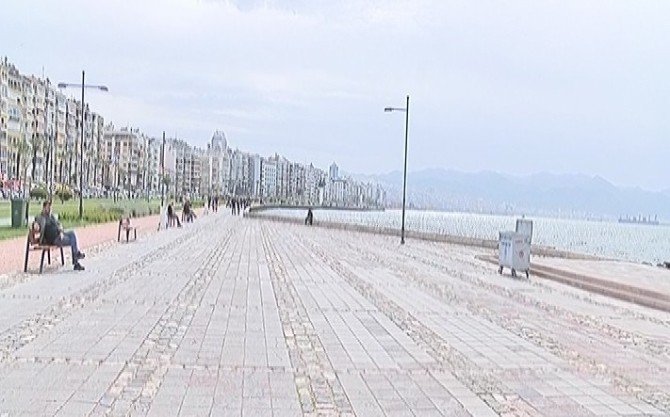 İzmir’de Fırtına Sokakları Boşalttı