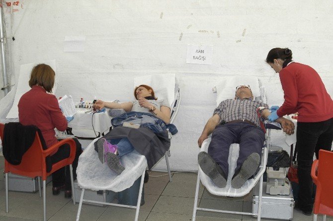 Kızılay Çadırında Kan Bağışı Kampanyası