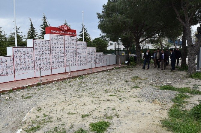Yunusemre Belediyesi Şehitlik Anıtı’na Sahip Çıktı