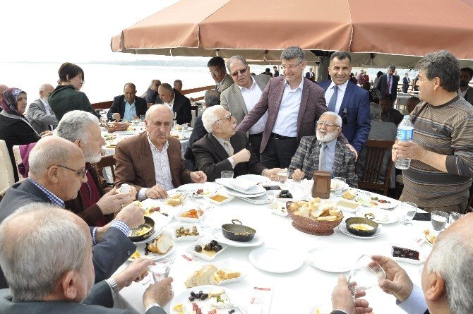 AK Parti’den Yaşlılara Kahvaltı