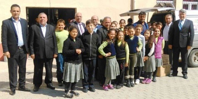 Alaşehirli Öğrencilerden Türkmenlere Giyecek Yardımı