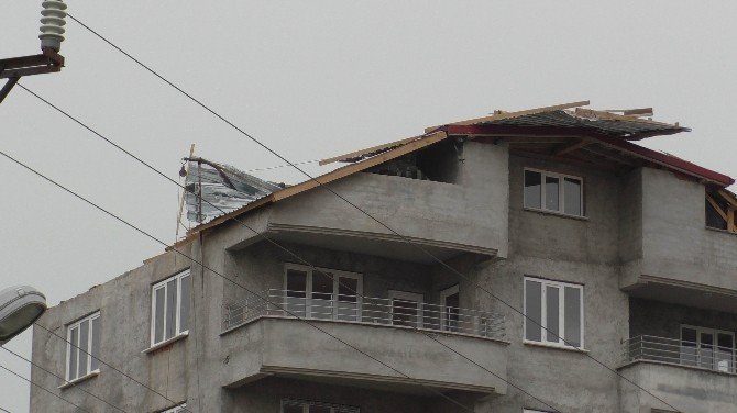 Beyşehir’de Rüzgar Çatıdaki Kaplamaları Söktü