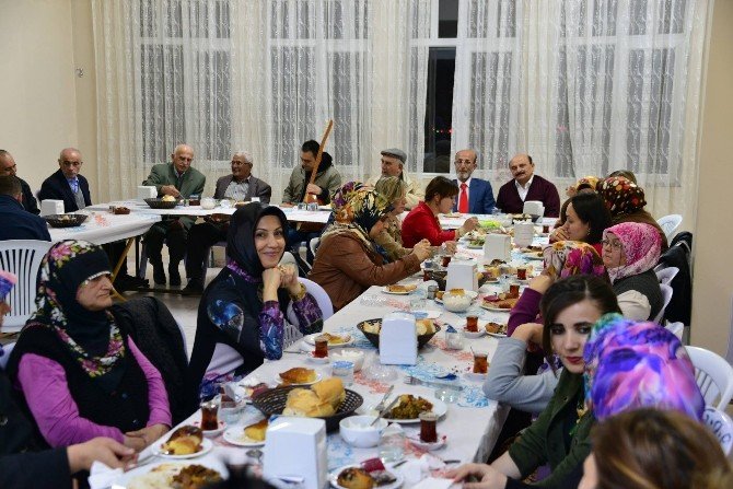 Erbaa Belediyesi Kadın Meclisi Yaşlıları Ziyaret Etti