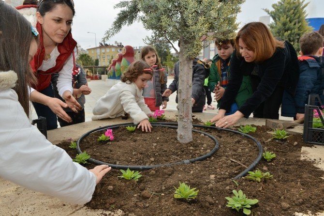 Konyaaltı Belediyesi Kreşi’nin Minik Öğrencileri Çiçek Dikti