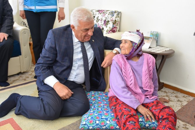 Muğla Büyükşehir Belediye Başkanı Gürün’den, yaşlılara ziyaret