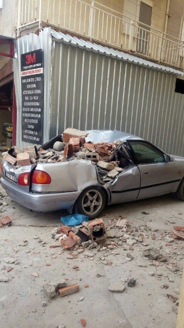 Şiddetli Rüzgarda Yıkılan Baca, Otomobilin Üzerine Düştü