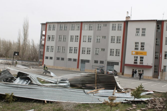 Şiddetli lodos okulun çatısını uçurdu