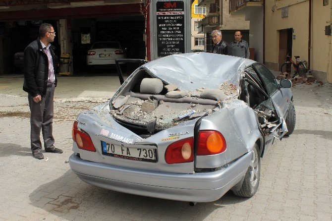 Şiddetli Rüzgarda Yıkılan Baca, Otomobilin Üzerine Düştü