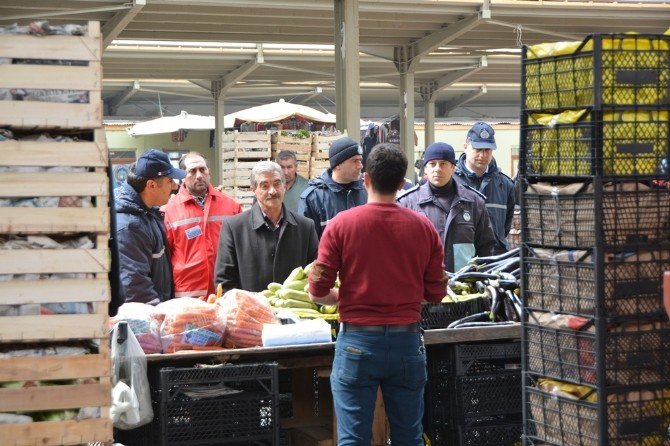 Ardahan Belediyesi Zabıta Müdürlüğü Ekipleri Halk Pazarını Denetledi