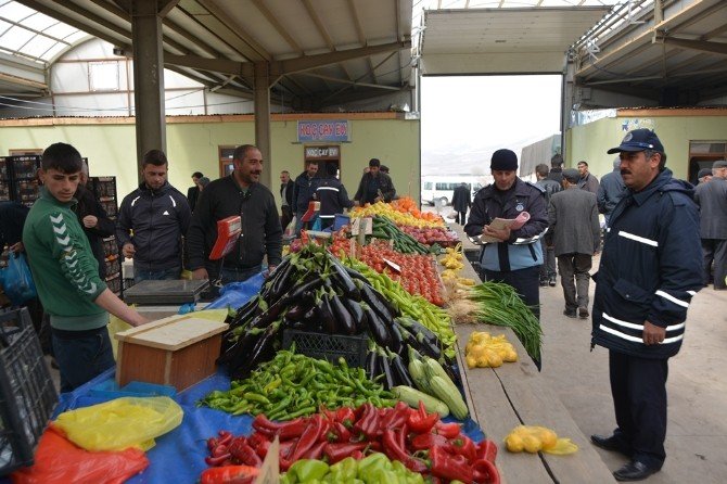 Ardahan Belediyesi Zabıta Müdürlüğü Ekipleri Halk Pazarını Denetledi