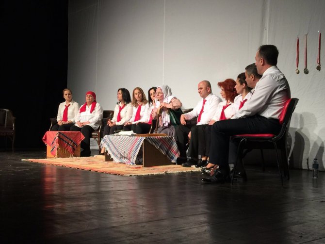 Zonguldak Yayla Ortaokulu velilerinden tiyatral şiir dinletisi