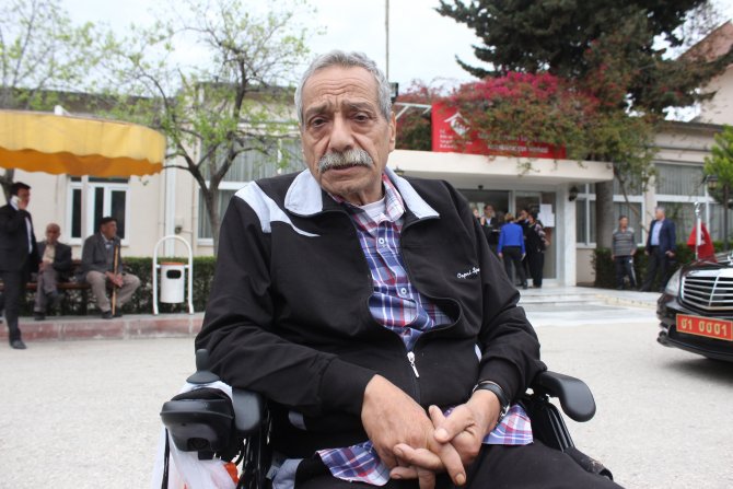 12 Eylül darbe bildirisini okuyan Mertcan: Bana ilaç vermesinler, dost versinler