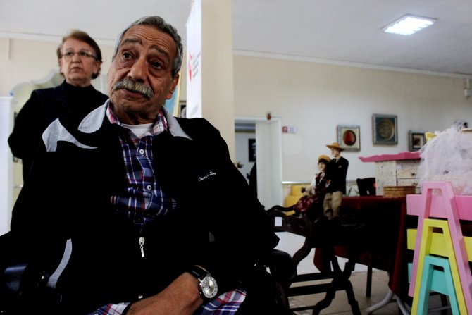 12 Eylül darbe bildirisini okuyan Mertcan: Bana ilaç vermesinler, dost versinler