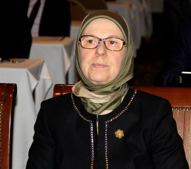 Baygınlık Geçiren Kadın Muhabire Bakan Ramazanoğlu İlk Müdahaleyi Yaptı