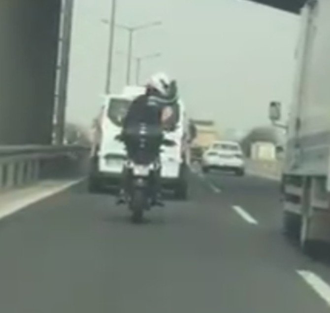 Çılgın Motorcu Akan Trafikte Akrobasi Yaptı