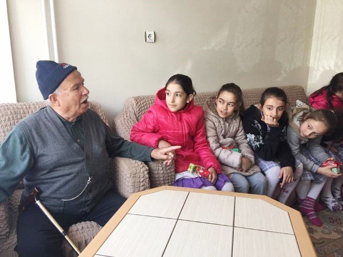 Atatürk İlkokulu Öğrencilerinden Yaşlı Ziyareti