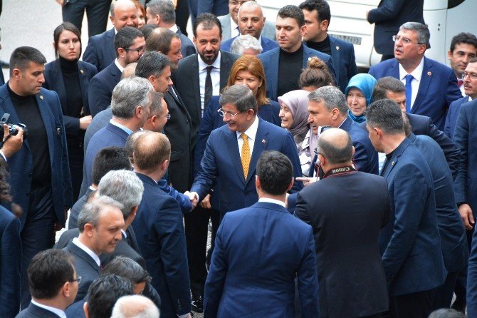 Başbakan Davutoğlu Yunusemre Belediyesi’ni Ziyaret Etti
