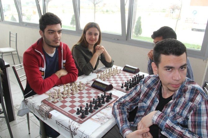Ezine MYO’da Satranç Turnuvası Düzenlendi