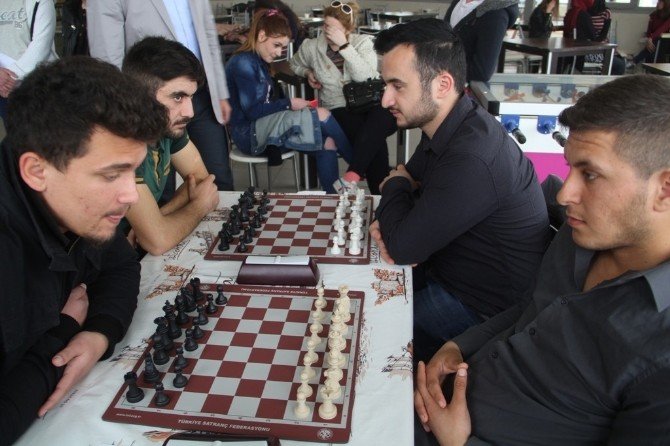 Ezine MYO’da Satranç Turnuvası Düzenlendi