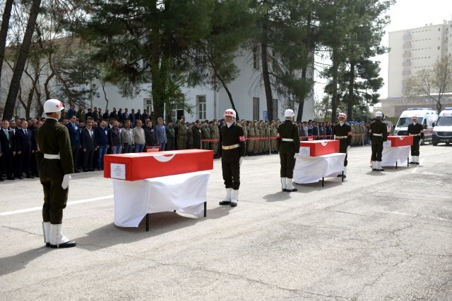 Bombalı saldırıda şehit olan askerler için tören
