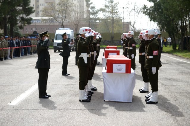 Bombalı saldırıda şehit olan askerler için tören