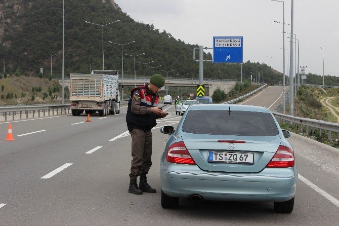 Osmaneli’de Polis Ve Jandarma Yol Kontrollerine Devam Ediyor